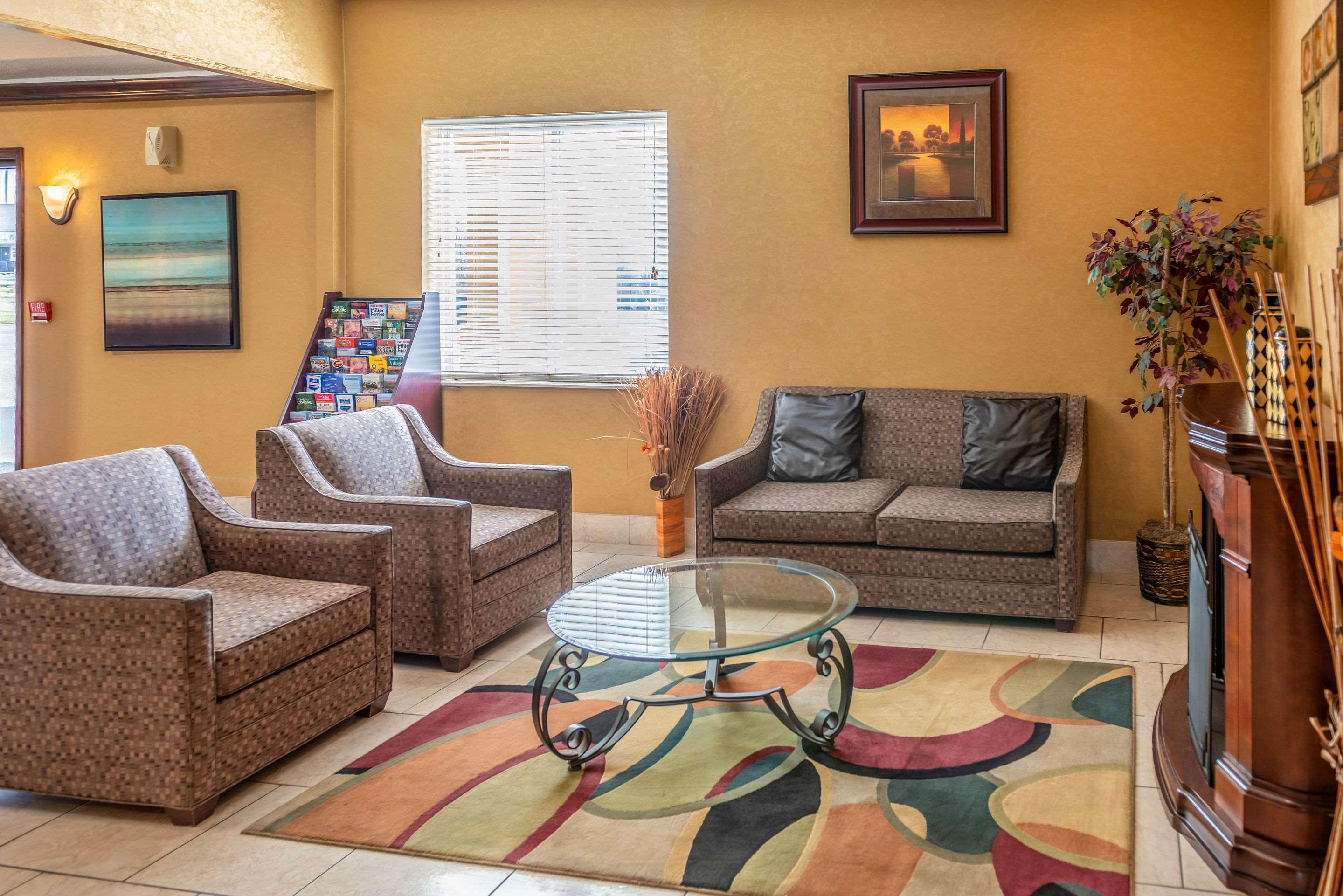 Quality Inn & Suites Seville Exterior photo