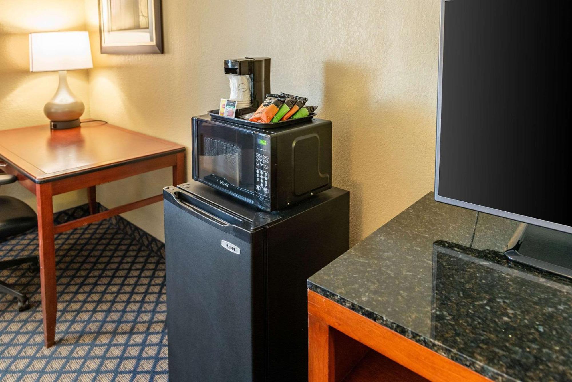 Quality Inn & Suites Seville Exterior photo