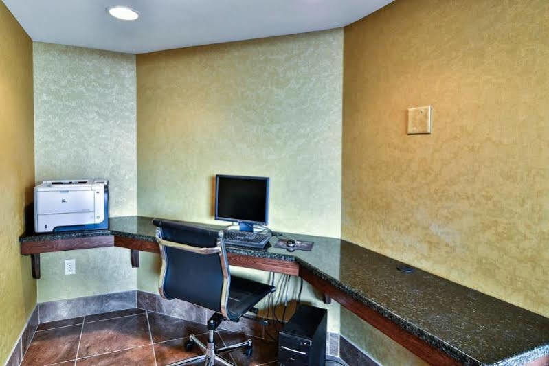 Quality Inn & Suites Seville Exterior photo